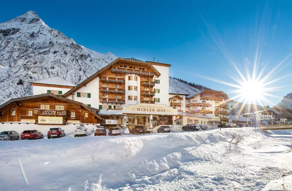 Hotel Wirler Hof in verschneiter Winterlandschaft bei Sonnenschein
