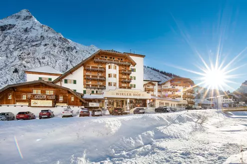 Hotel Wirler Hof in verschneiter Winterlandschaft bei Sonnenschein
