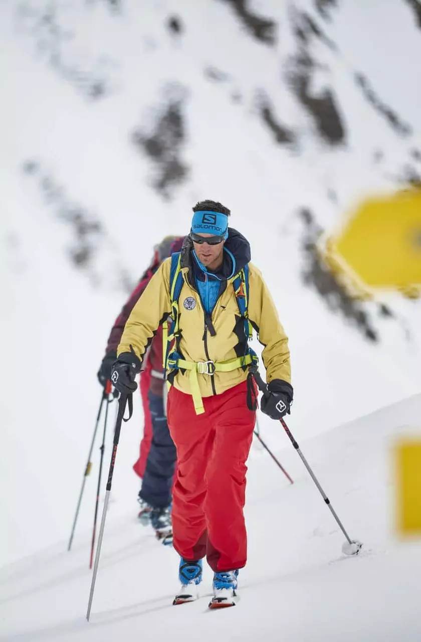 Skifahrer beim Skitourengehen abseits der Piste in den Bergen im Winter